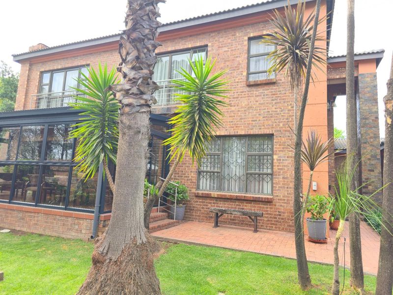 Immaculate Family Home with Golf Course Views and Modern Comforts - Photo 2