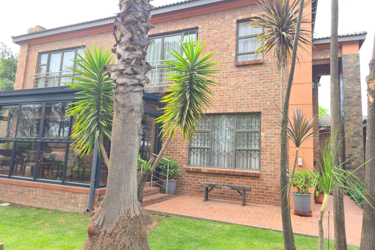 Immaculate Family Home with Golf Course Views and Modern Comforts - Photo 2