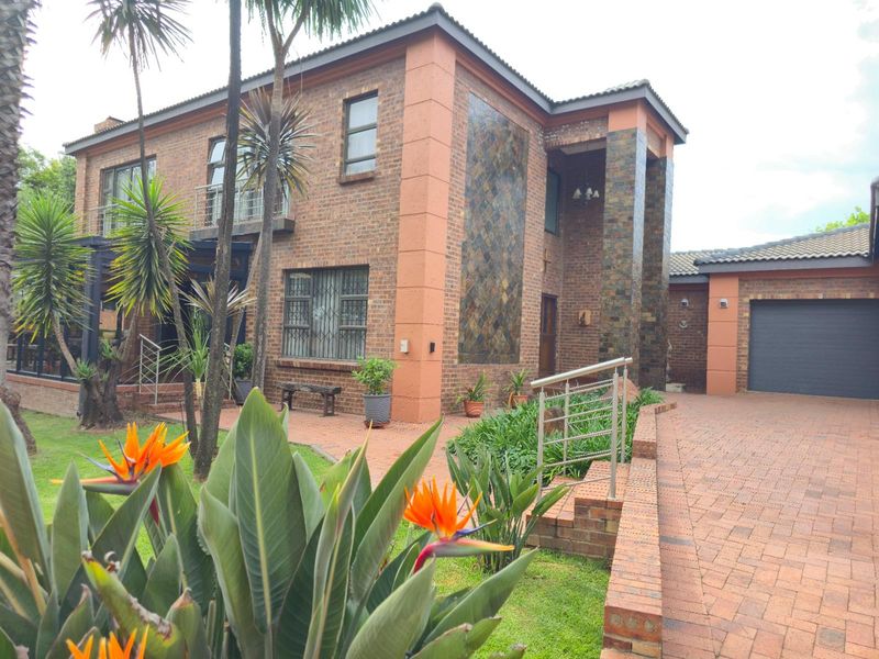 Immaculate Family Home with Golf Course Views and Modern Comforts - Photo 3