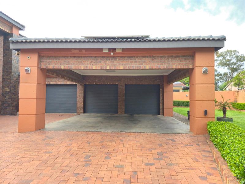 Immaculate Family Home with Golf Course Views and Modern Comforts - Photo 6