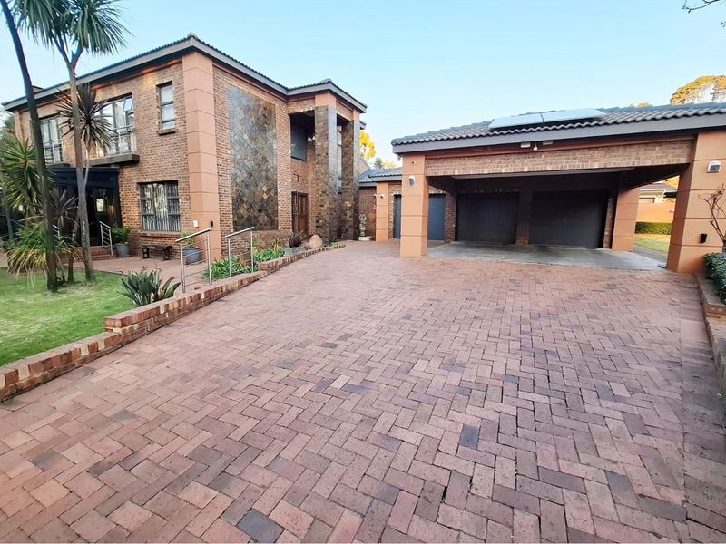 Immaculate Family Home with Golf Course Views and Modern Comforts - Photo 7