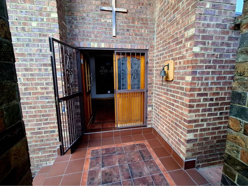 Immaculate Family Home with Golf Course Views and Modern Comforts - Photo 9