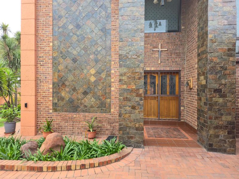 Immaculate Family Home with Golf Course Views and Modern Comforts - Photo 8