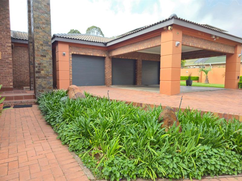 Immaculate Family Home with Golf Course Views and Modern Comforts - Photo 4