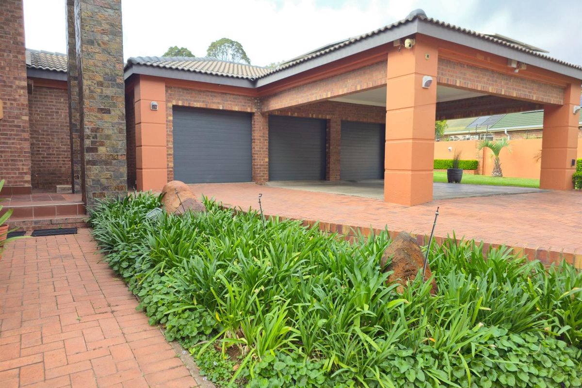 Immaculate Family Home with Golf Course Views and Modern Comforts - Photo 4