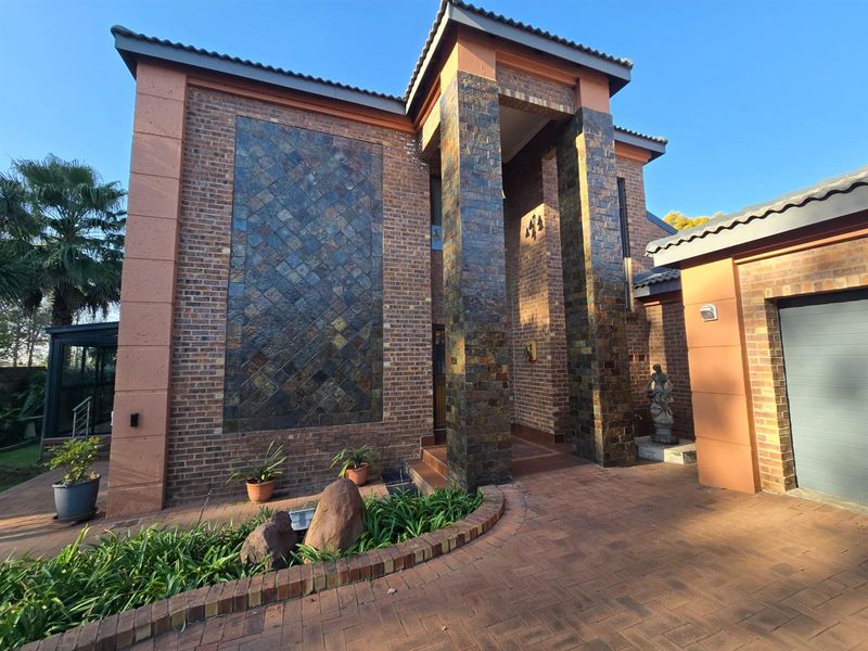 Immaculate Family Home with Golf Course Views and Modern Comforts - Photo 5