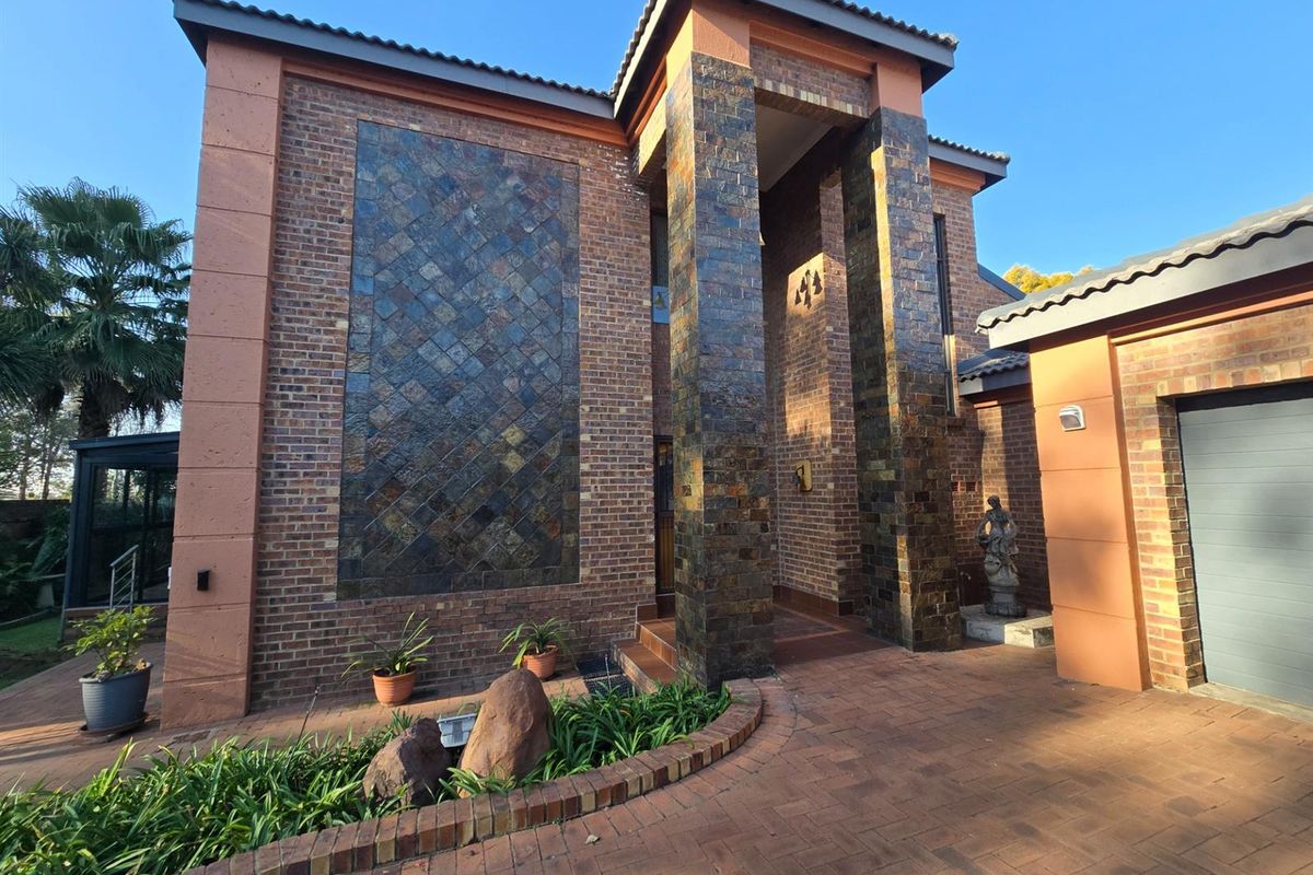 Immaculate Family Home with Golf Course Views and Modern Comforts - Photo 5