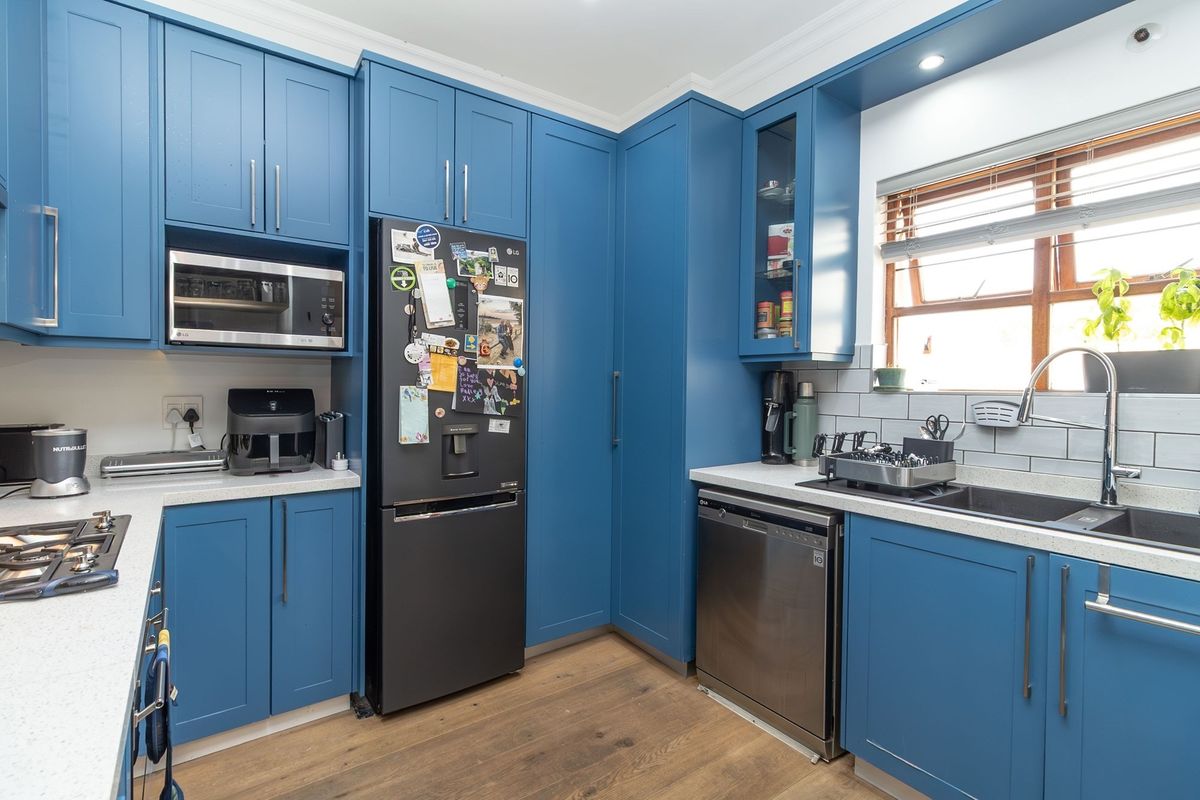 Fully renovated and luxurious 2 bedroom apartment in Bantry Road - Photo 5