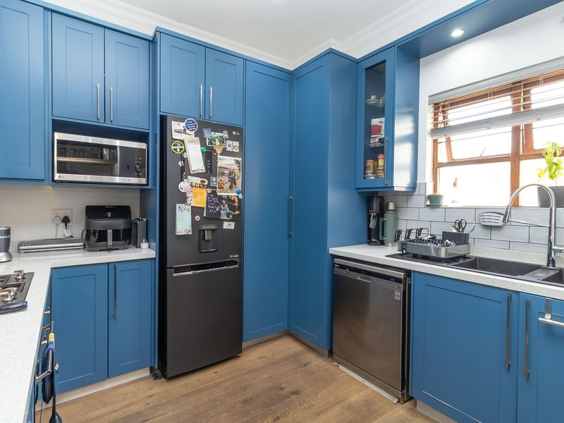 Fully renovated and luxurious 2 bedroom apartment in Bantry Road - Photo 5