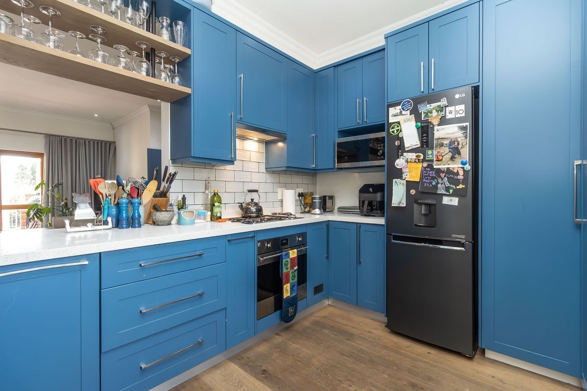 Fully renovated and luxurious 2 bedroom apartment in Bantry Road - Photo 4