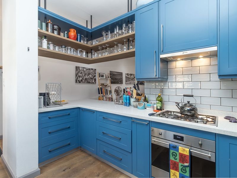 Fully renovated and luxurious 2 bedroom apartment in Bantry Road - Photo 3