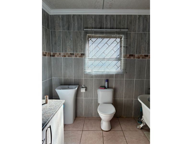 4 Bedroom House For Sale In Flora Park. - Photo 10