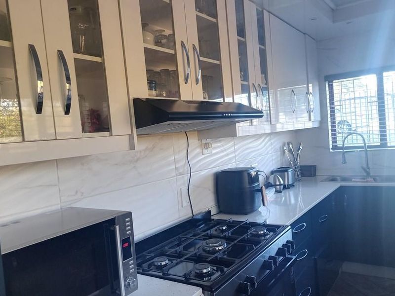 Hayfields Family Home in a Suburb of Pmb - Photo 8