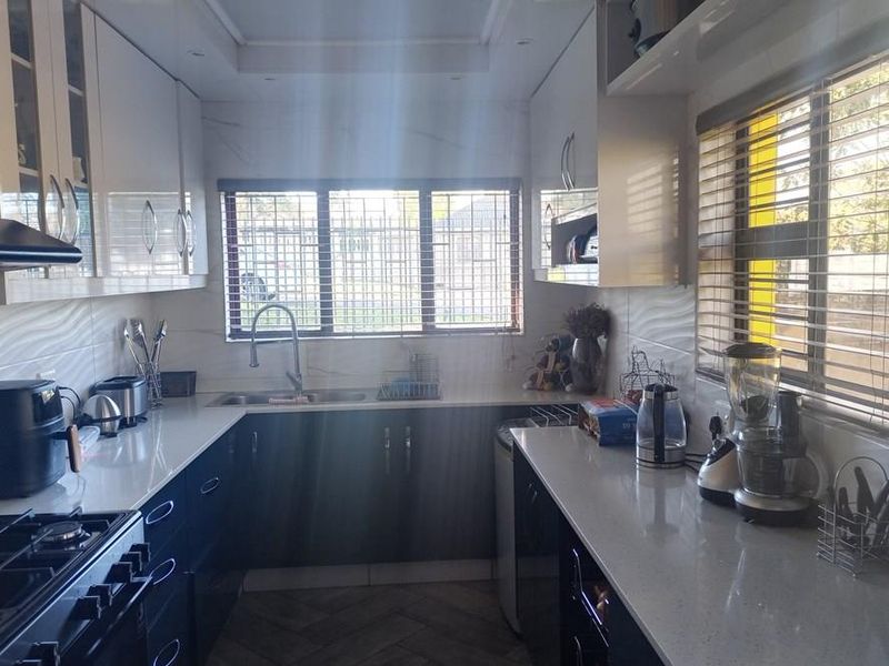 Hayfields Family Home in a Suburb of Pmb - Photo 10