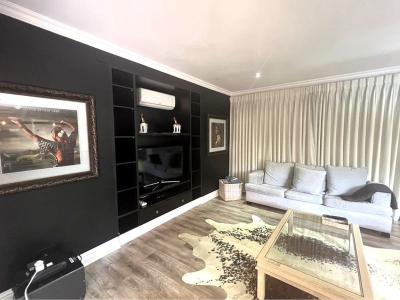 4 Bedroom Home with Staff Room plus Flatlet in Zimbali - Photo 3