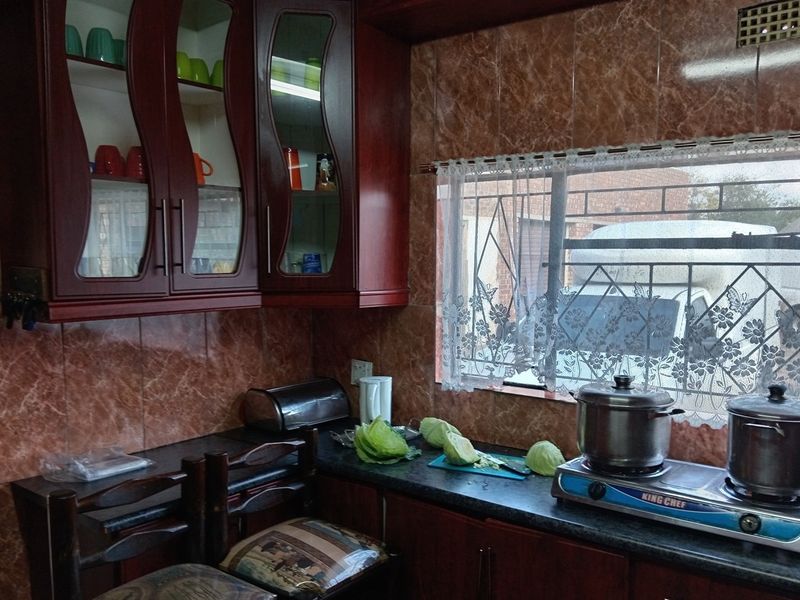 Spacious Family Home with Flatlet - Endless Potential Awaits - Photo 6