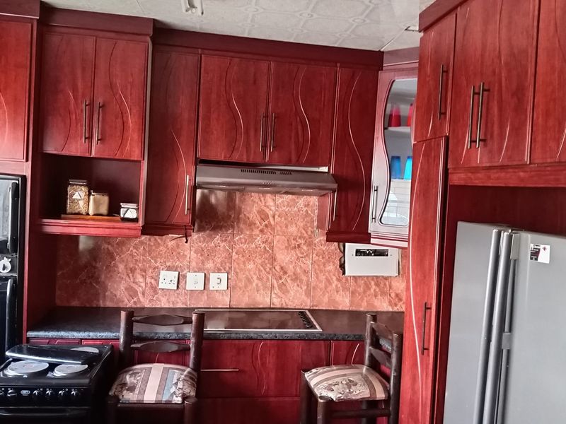 Spacious Family Home with Flatlet - Endless Potential Awaits - Photo 5