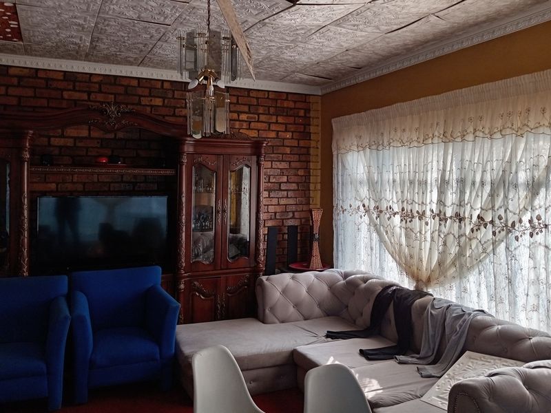 Spacious Family Home with Flatlet - Endless Potential Awaits - Photo 2