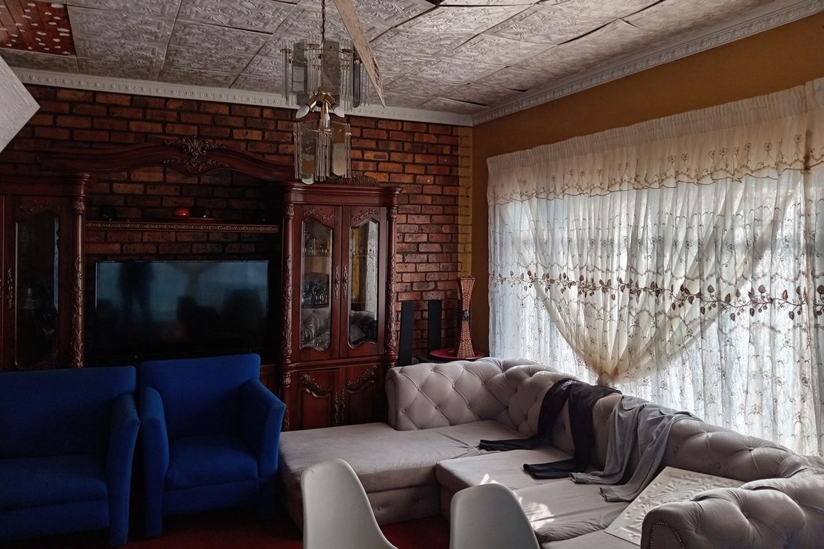 Spacious Family Home with Flatlet - Endless Potential Awaits - Photo 2