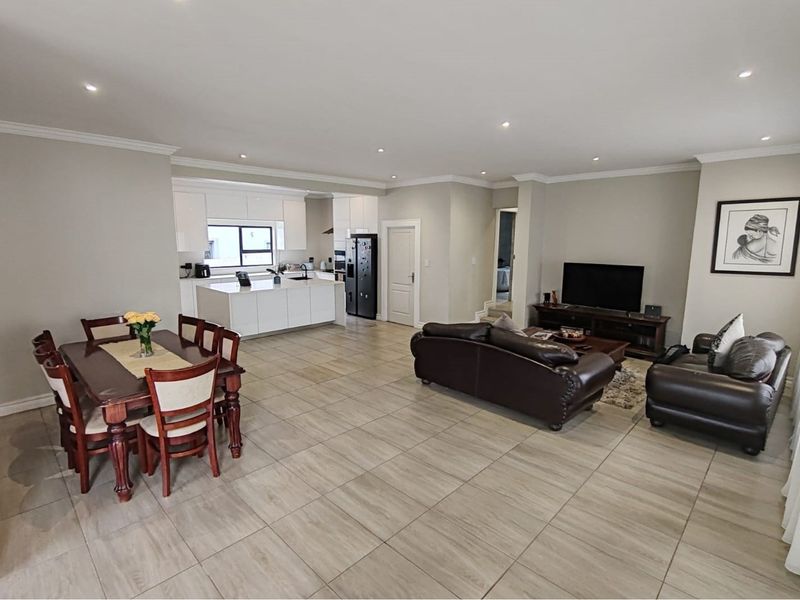 Sophisticated 4-Bedroom Home in Blue Valley Golf Estate - Photo 7