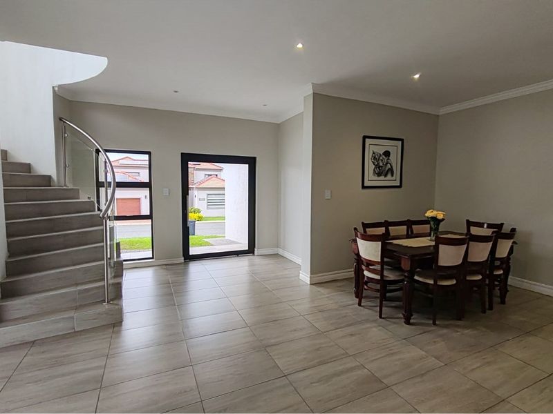 Sophisticated 4-Bedroom Home in Blue Valley Golf Estate - Photo 9