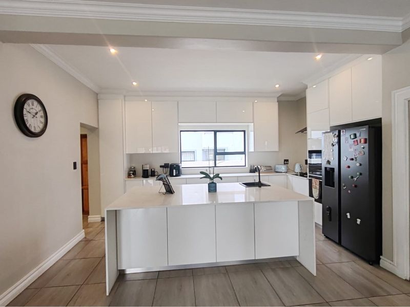 Sophisticated 4-Bedroom Home in Blue Valley Golf Estate - Photo 5