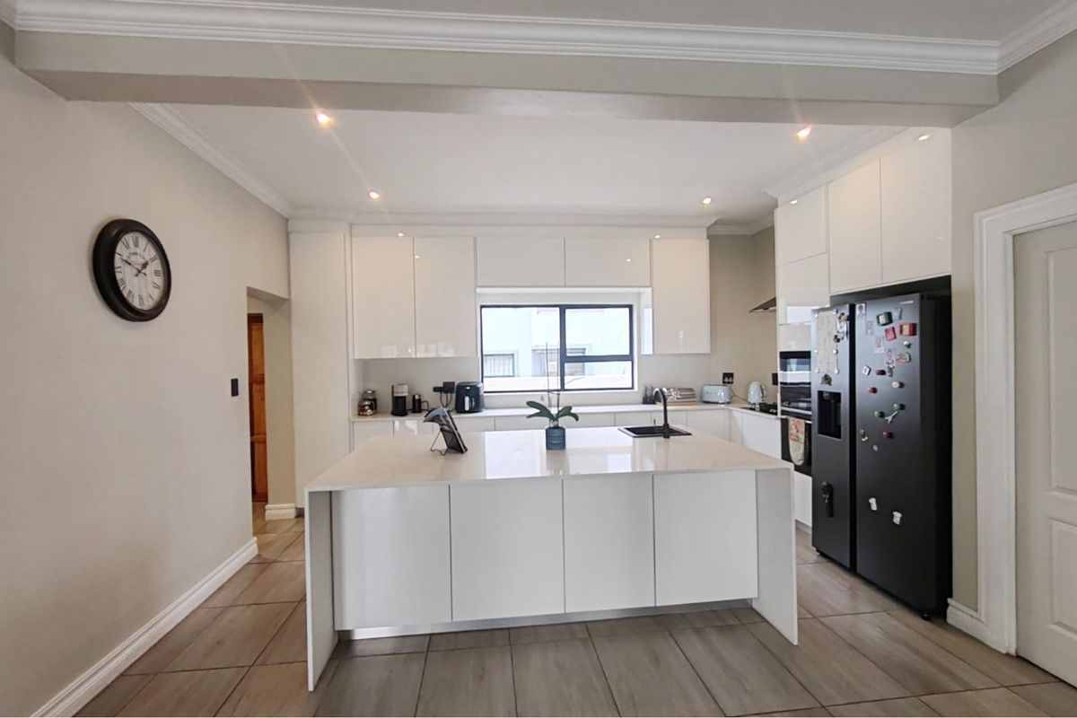 Sophisticated 4-Bedroom Home in Blue Valley Golf Estate - Photo 5