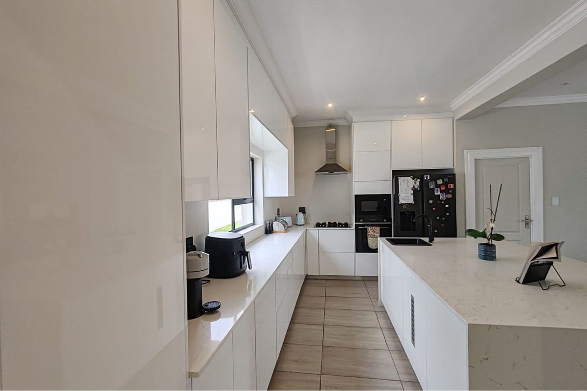Sophisticated 4-Bedroom Home in Blue Valley Golf Estate - Photo 3