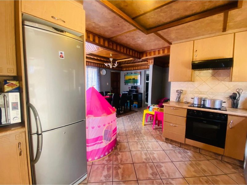 3-Bedroom Family Home for Sale in Evaton Palm springs - Photo 6