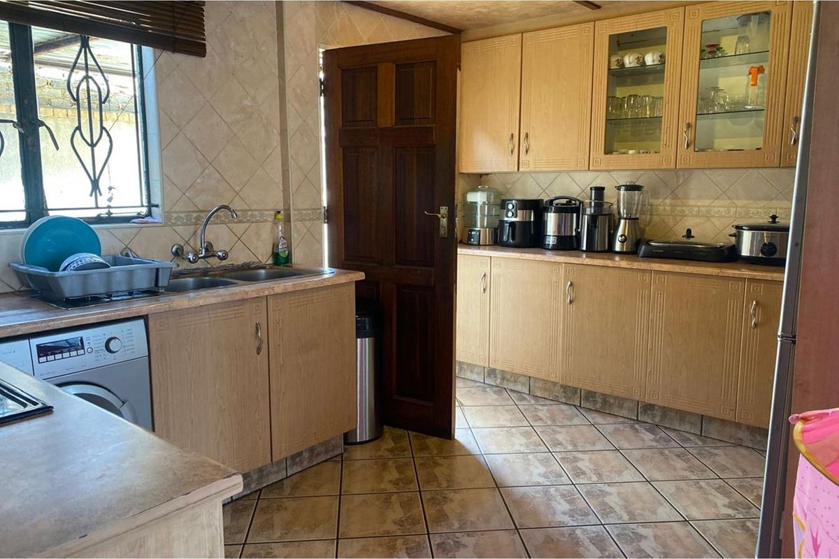 3-Bedroom Family Home for Sale in Evaton Palm springs - Photo 5