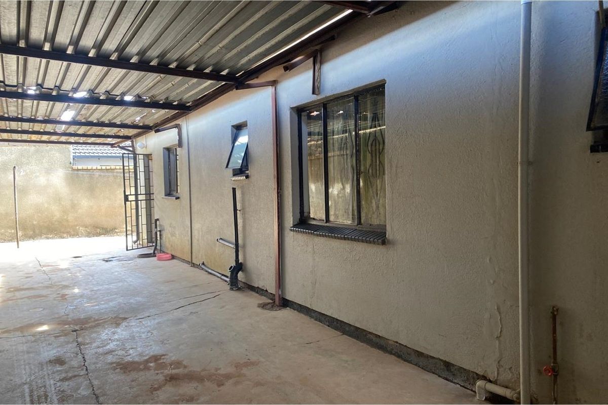 3-Bedroom Family Home for Sale in Evaton Palm springs - Photo 3