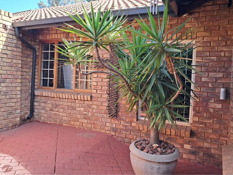 Stunning 3-Bedroom Family Home with Pool and Modern Amenities - Photo 1