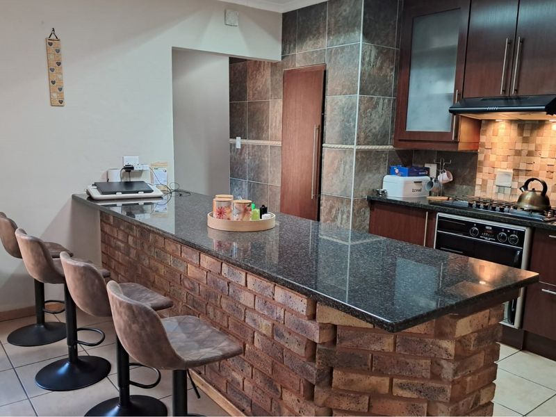 Stunning 3-Bedroom Family Home with Pool and Modern Amenities - Photo 2