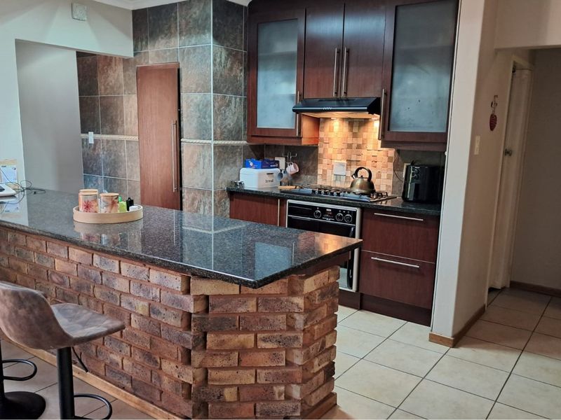 Stunning 3-Bedroom Family Home with Pool and Modern Amenities - Photo 3