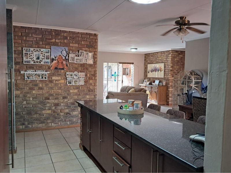 Stunning 3-Bedroom Family Home with Pool and Modern Amenities - Photo 4