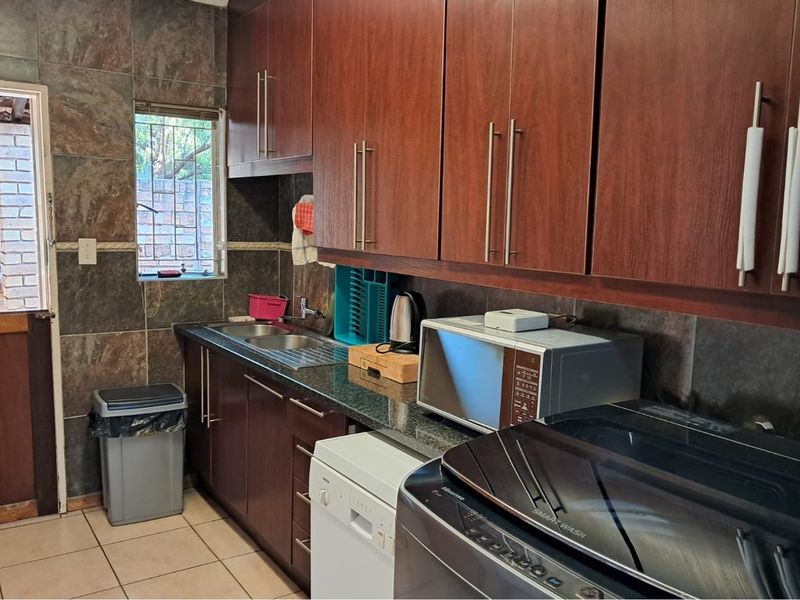 Stunning 3-Bedroom Family Home with Pool and Modern Amenities - Photo 7