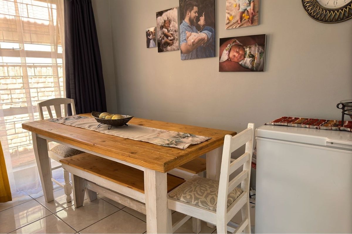 Charming Three-Bedroom Townhouse in Camelot - Photo 5