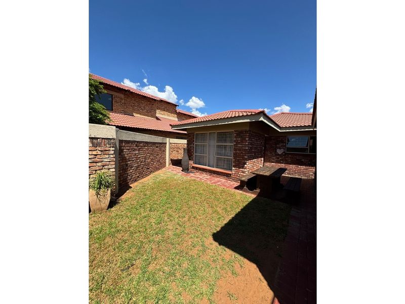 Charming Three-Bedroom Townhouse in Camelot - Photo 2