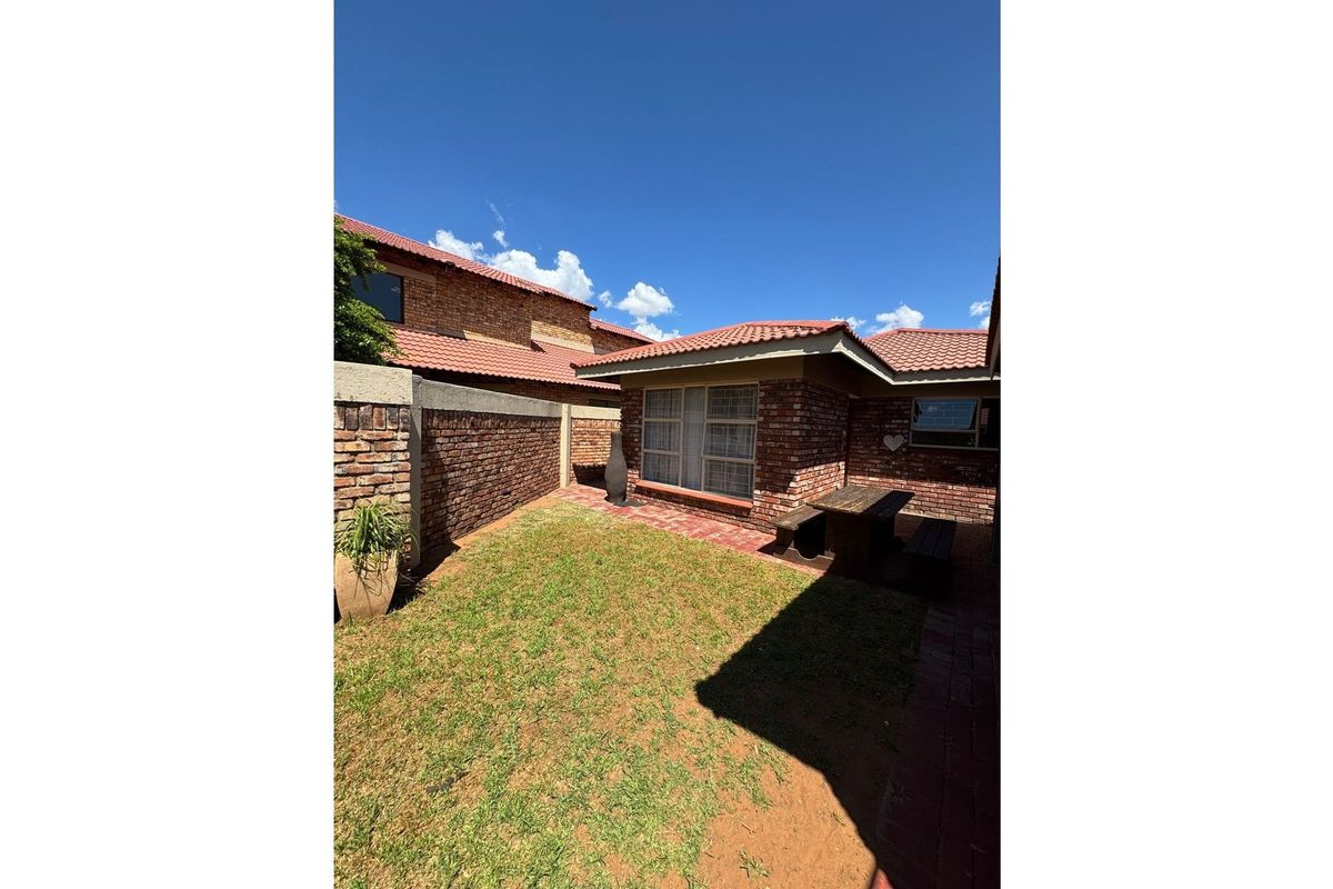 Charming Three-Bedroom Townhouse in Camelot - Photo 2