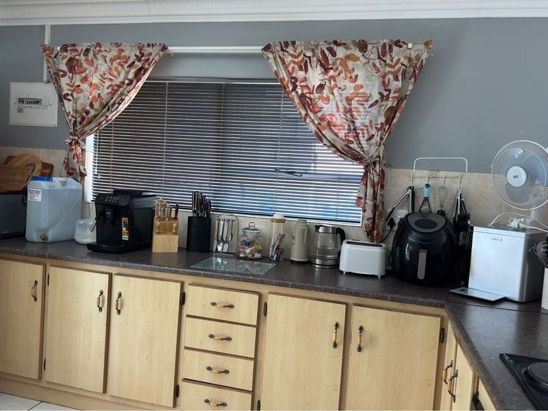 Charming Three-Bedroom Townhouse in Camelot - Photo 10