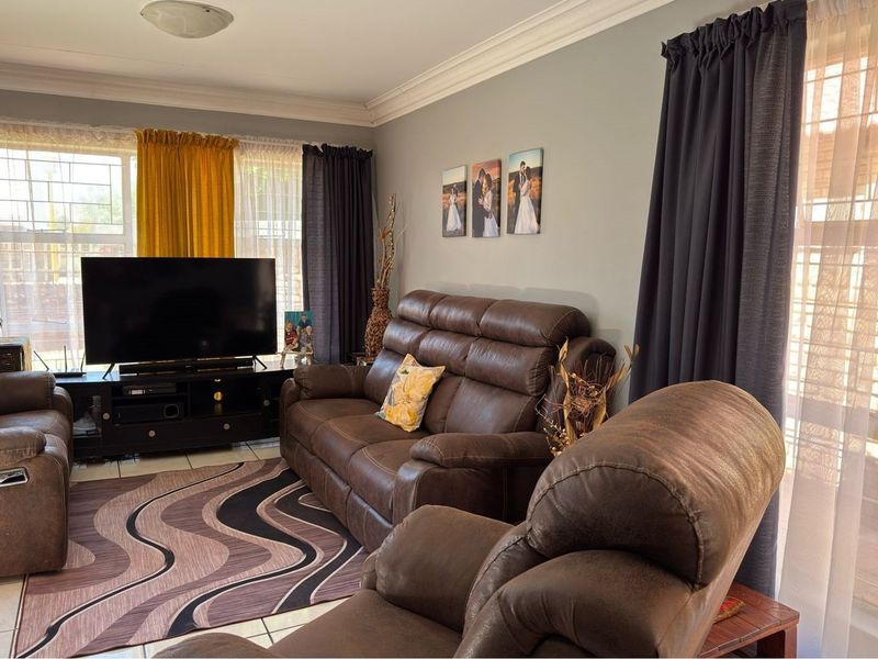 Charming Three-Bedroom Townhouse in Camelot - Photo 9