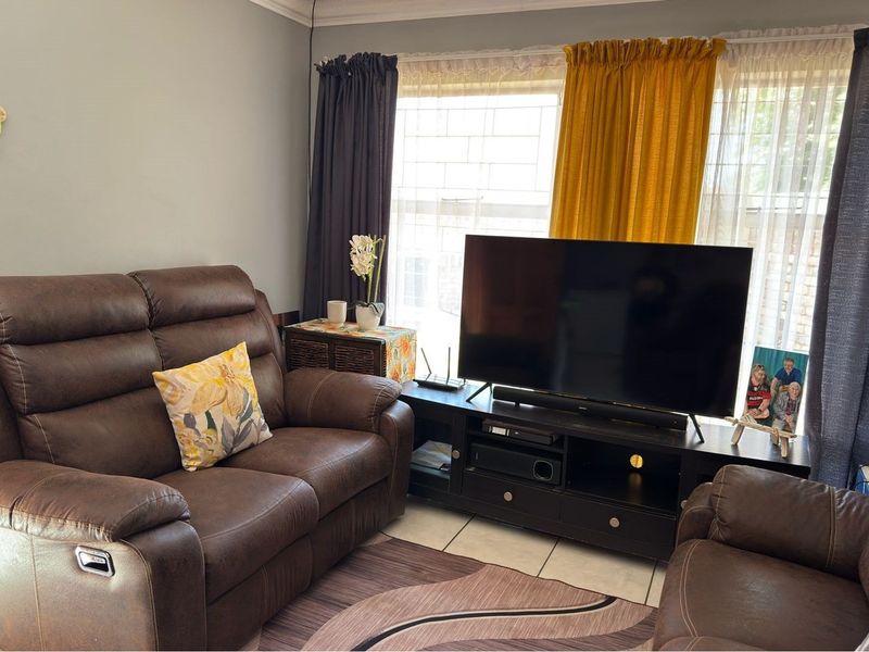 Charming Three-Bedroom Townhouse in Camelot - Photo 4