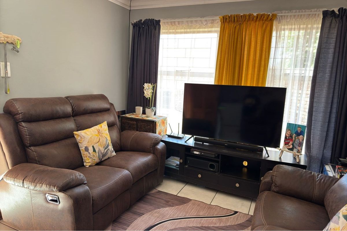 Charming Three-Bedroom Townhouse in Camelot - Photo 4