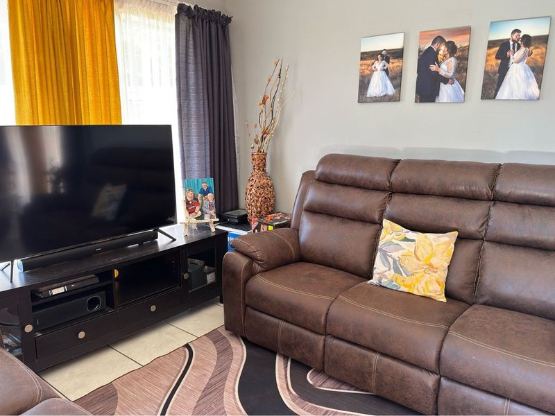 Charming Three-Bedroom Townhouse in Camelot - Photo 3