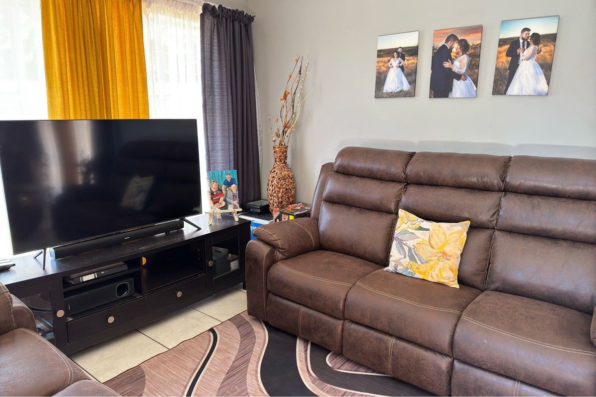 Charming Three-Bedroom Townhouse in Camelot - Photo 3