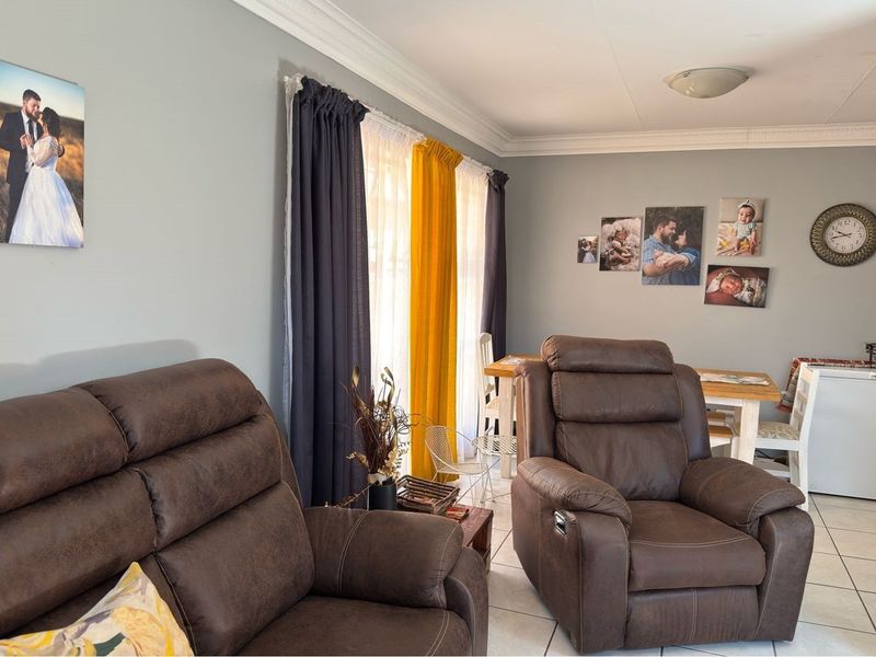 Charming Three-Bedroom Townhouse in Camelot - Photo 7