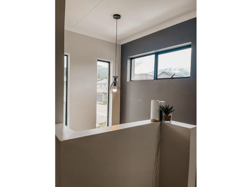 "Modern Oasis: 2-Bed Townhouse in Nelspruit" - Photo 9