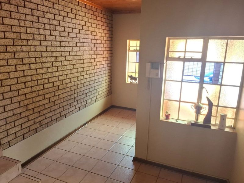 Spacious Family Home for Sale in Eastdene, well located. - Photo 3