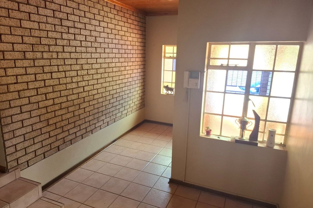 Spacious Family Home for Sale in Eastdene, well located. - Photo 3