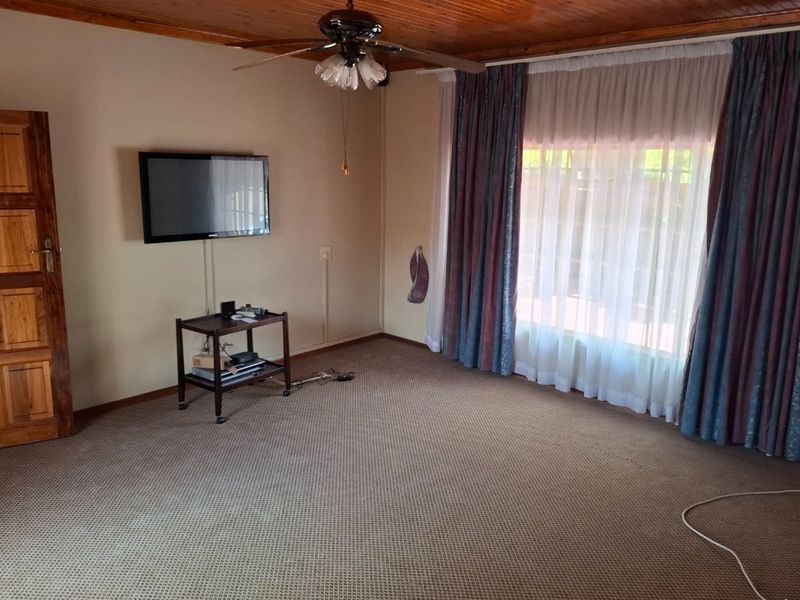 Spacious Family Home for Sale in Eastdene, well located. - Photo 8